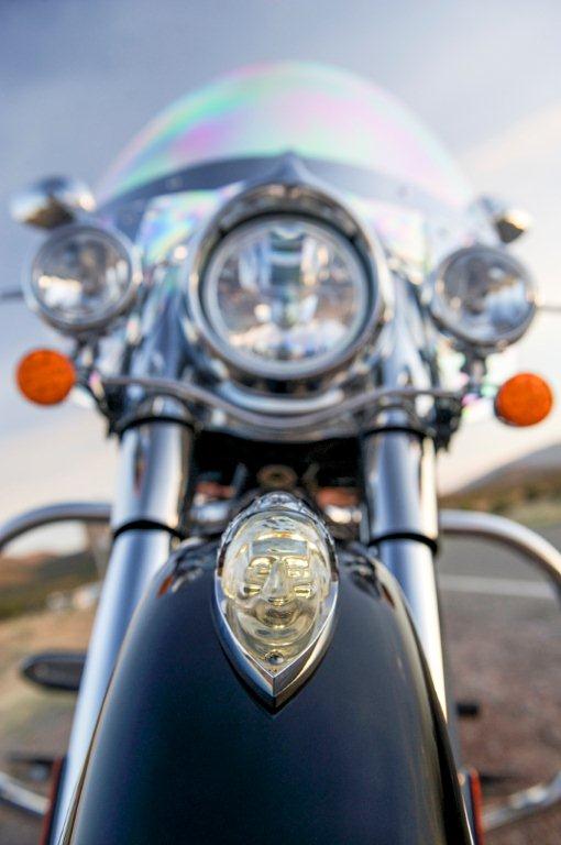 2014 indian motorcycle review chief classic chief vintage and chieftain, Where the old war bonnet had slightly downcast eyes the new Indian s eyes are forward and focused on the road ahead