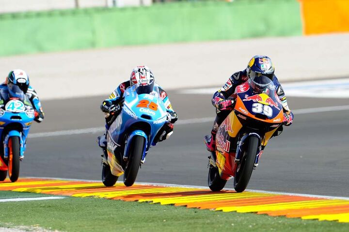 motogp valencia 2013 results, Maverick Vinales 25 emerged from a dramatic three way battle with Luis Salom 39 and Alex Rins 42 the Moto3 title
