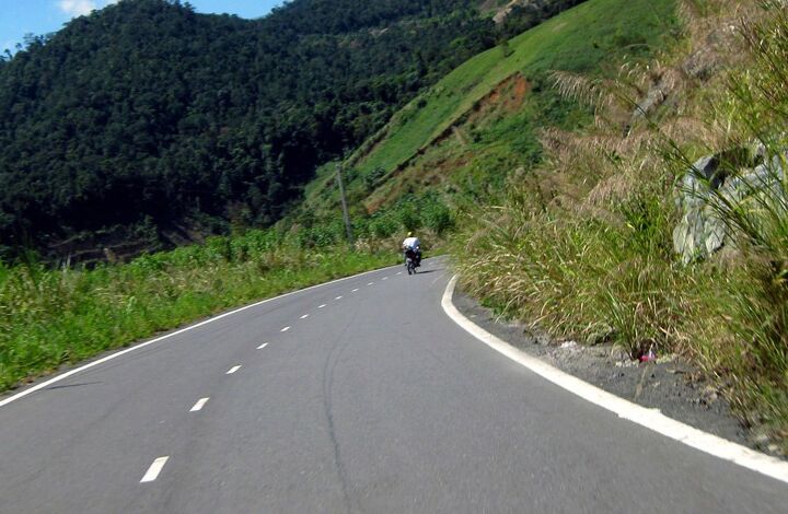 motorcycling in vietnam, Working down the curves of the mountain