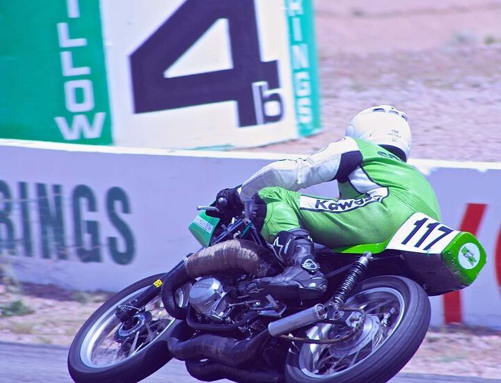 ahrma moto corsa classica, David Crussell points his 78 Kawasaki down the hill on the way to victory in the Vintage Superbike Heavyweight class