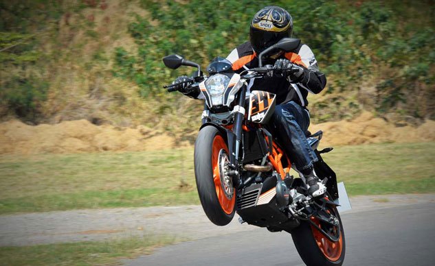the bmw g310r versus the world, There are a lot of players in the naked little bike category but none pose a greater threat to the BMW G310R than the KTM 390 Duke