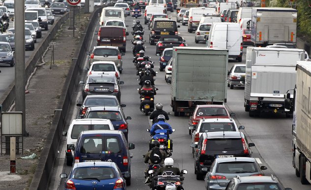 the truth about lane splitting, Proponents say lane splitting reduces traffic congestion opponents deny the claim This image supports the former