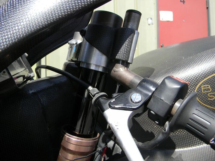 taylormade moto2 racer review, While slightly hard to see the carbon fiber plate attached to the fork tube and clip on are to help reduce flex at the bars an early complaint from Higbee