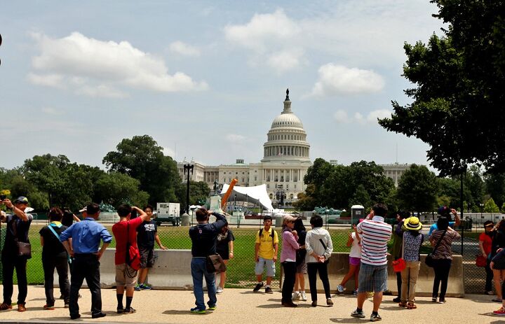 the wings tour 2014 leg one, Tourists gather on the National Mall near the Capitol Building and the National Air and Space Museum