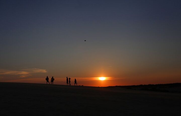 the wings tour 2014 leg two, People launch kites as the sun sets at Jockey s Ridge State Park