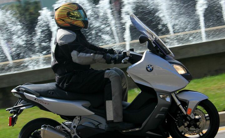 2014 bmw c600 sport review, With the windshield in its highest position only taller riders can see completely over it