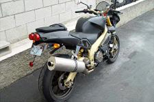 church of mo tuono means thunder, The Aprilia Tuono R is it worthy to be parked next to your cinderblock wall