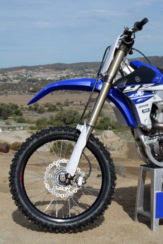 2015 yamaha yz450f review, The YZ450F s KYB 48mm SSS fork features thinner outer tubes than last year s model to assist in chassis flex but its fork springs are slightly stiffer going from 4 9 kg to 5 0 kg