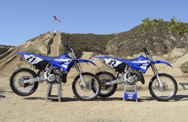 2015 yamaha yz125 yz250 first ride reviews, Yamaha s YZ250 left and YZ125 right are back and better than ever in 2015 A styling makeover and fresh suspension components are keeping the Blu Cru s two strokes viable in a four stroke dominated dirtbike world