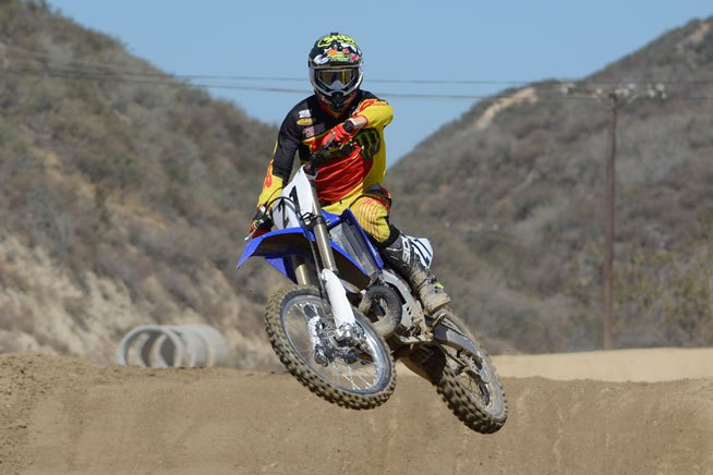 2015 yamaha yz125 yz250 first ride reviews, The YZ250 s backbone style aluminum chassis is stable at all speeds and extremely neutral in the air