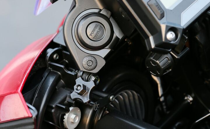 2015 yamaha fj 09 first ride review, Got something electric you want to power A 12 volt outlet is included on the dash