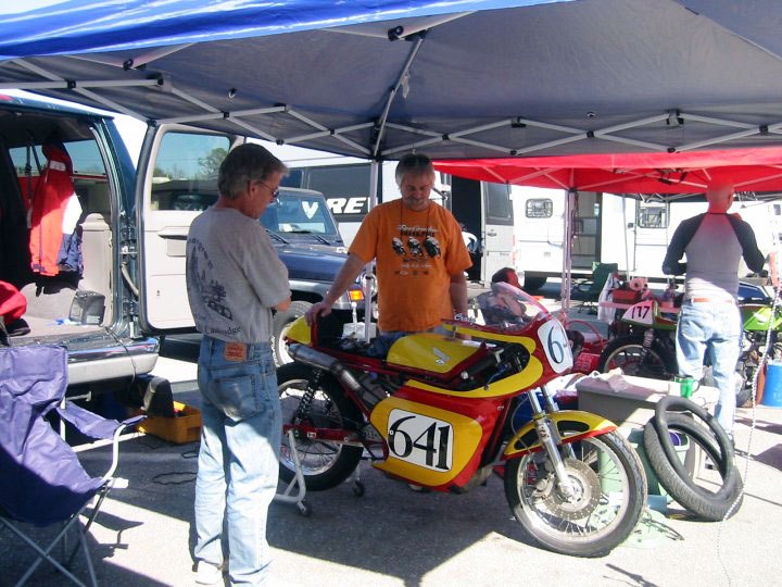 head shake yesterday s fast, The Vintage clan tends to set up their Bedouin villages together in the pits and walking around is like wandering through a museum Here we have a former Daytona winner a Seeley framed Honda CB350