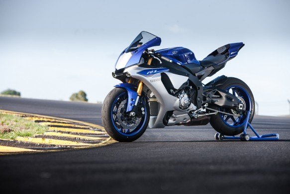 head shake the age of flight, We ve come a long way in 35 years gone are leisure suits and King and Queen seats The 2015 YZF R1 Yamaha s superbike today