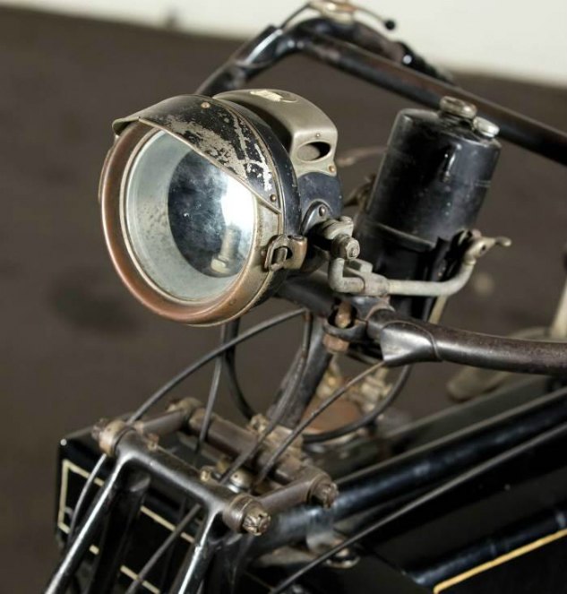 retrospective 1922 humber cycle, Prior to the advent of electric lighting acetylene gas was used to produce the headlamp s flame Behind the lamp is the acetylene tank