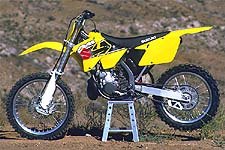 church of mo 2001 suzuki rm250, New plastic and graphics bring the RM250 up to date with the other quarter liter competitors