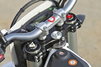 Husqvarna 701 Enduro 2019 vs Ducati Scrambler Desert Sled 2018 Husqvarna 701 Enduro 2019 vs Ducati Scrambler Desert Sled 2018