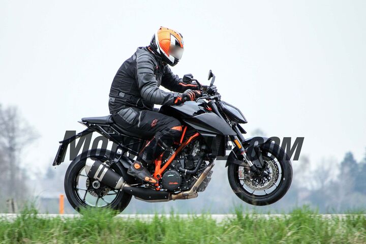 2017 ktm 1290 super duke r spy shots, Big torque will continue to be one of the Super Duke s most attractive features