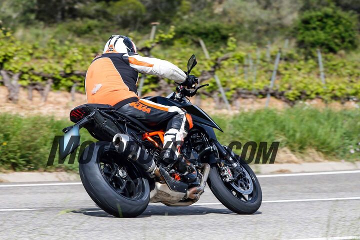 2017 ktm 1290 super duke r spy shots, The exhaust system and magical Brembo M50 brake calipers appear to be carry over items