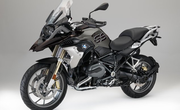 2017 bmw r1200gs preview, The R1200GS Exclusive features fuel tank side trim panels in Monolith metallic matt with clear over painted deco elements a front wheel splash guard and central fuel tank cover in Iced Chocolate metallic a frame finished in Agate Grey metallic matt a black drivetrain and gold finished brake calipers