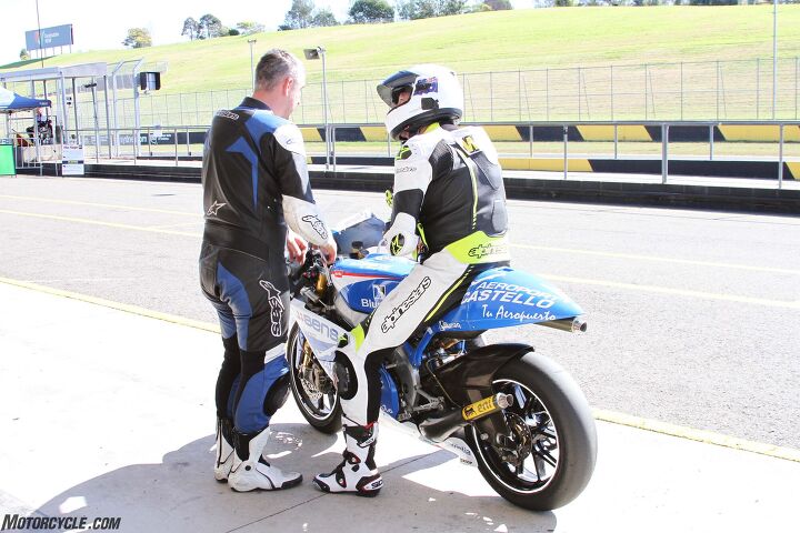 2007 aprilia rsw250 grand prix bike test, An excited yet nervous Jeff Ware chats to the owner prior to testing the bike at Eastern Creek Raceway
