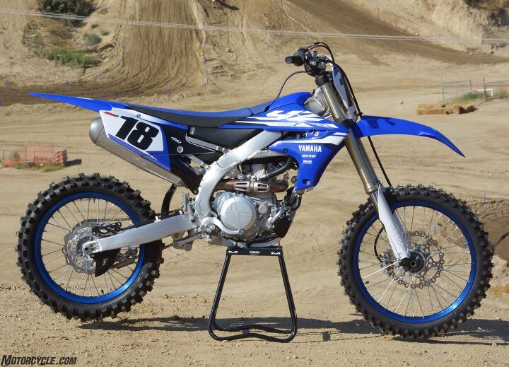 2018 yamaha yz450f first ride review, There s no mistaking the 2018 Yamaha YZ450F for a 2017 model The new machine s bilateral beam aluminum chassis features much straighter main spars than its predecessor