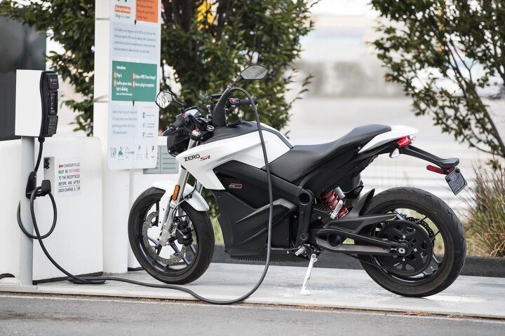 zero electric motorcycle range, The 2018 Zero SR with the 14 7 kWh battery pack and accessory Charge Tank expect a 95 charge in under two hours from a standard Level II charging station A half hour should net you over 30 miles of highway cruising