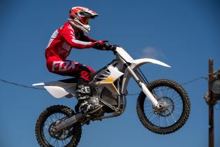 2018 alta motors redshift mx and mxr first ride review, Being a Southern California track Perris Raceway has some supercross style jumps where you have to immediately start thinking about getting on the brakes before you re even back on the ground and directly entering a 180 degree bowl turn Fortunately the Brembos made light work of it