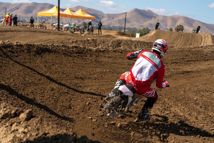 2018 alta motors redshift mx and mxr first ride review, Roost off the rear tire of an electric bike hitting you in the chest hurts just as much as roost from a gas bike Ask me how I know