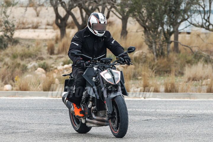 2019 ktm super duke r spy photos, The bodywork on either side of the fork looks sharper and more aggressive than on the current model The split headlight mirrors and instrumentation mounts however look exactly the same