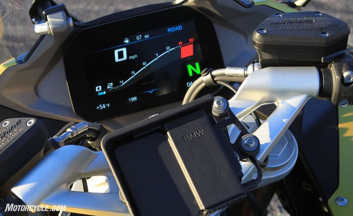 better boxers 2020 bmw r1250rs r1250r review, The bright easy to read TFT screen provides the information you need on the road while the GPS is noticeable for its absence thanks to the enormous mount in the foreground
