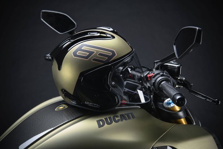 2021 ducati diavel 1260 lamborghini first look, Ducati also designed a fighter pilot style helmet with matching graphics that will be sold exclusively to Diavel 1260 Lamborghini owners