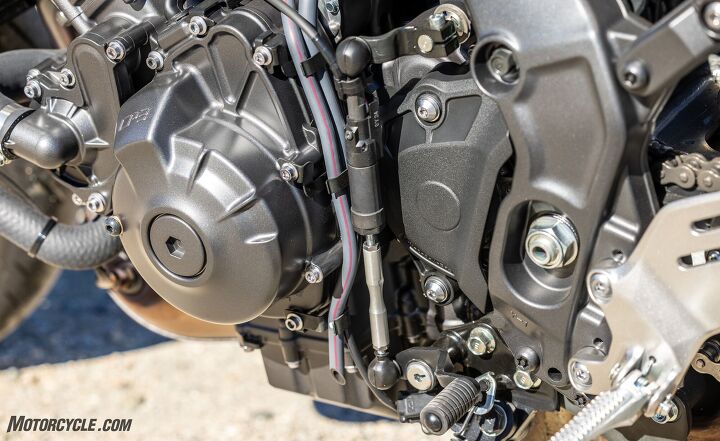 2021 yamaha mt 09 sp review street and track, The autoblip up down shifter isn t exclusive to the SP model but it s worth pointing out how well it works