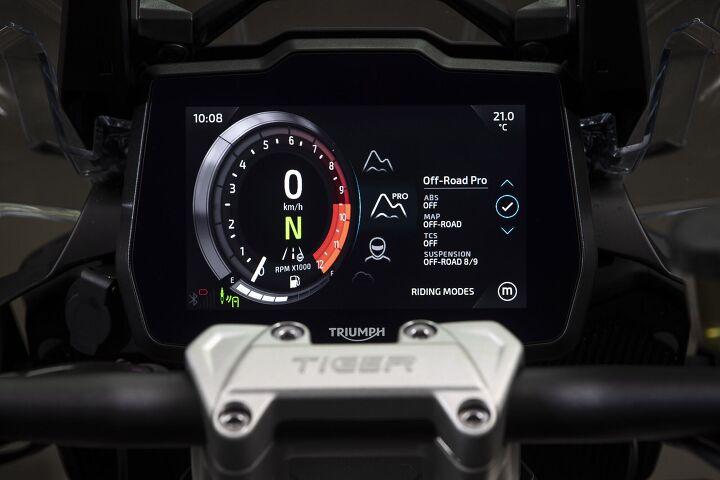 2023 triumph tiger 1200 review first ride, There is loads of adjustability available via the Tiger s 7 inch TFT display though on the preproduction units we were on there was a noticeable lag while navigating the menus