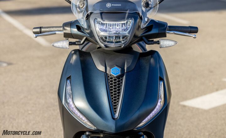 2022 piaggio bv 400 s review, Full LEDs are used both front and back and we re happy to report the LED headlight is really bright