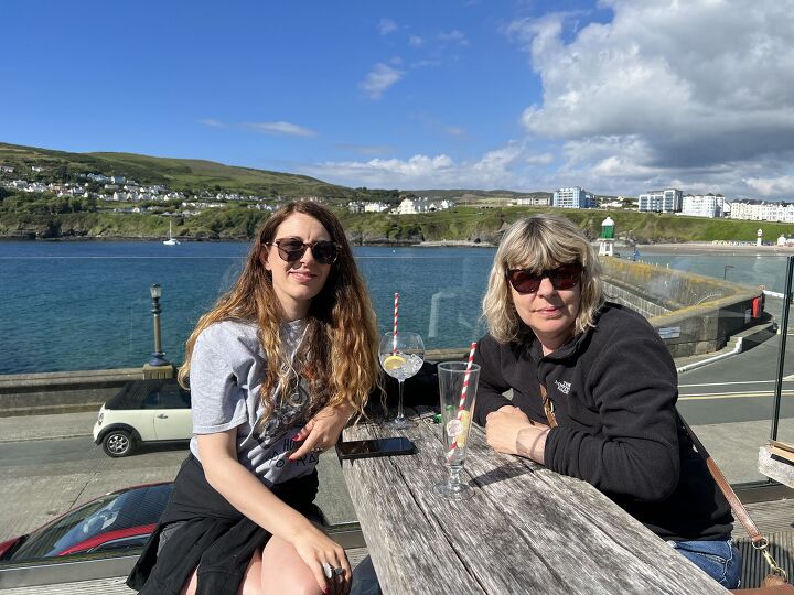 out and about at the isle of man tt 2022 part 1, A break in the action at Foraging Vintners in Port Erin