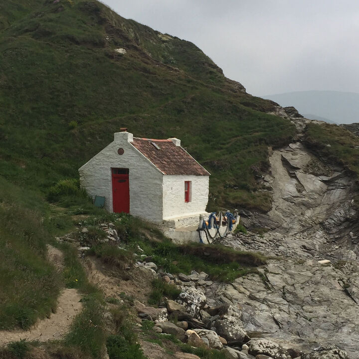 out and about at the isle of man tt 2022 part 2, The wee house next to the one used in the filming of Waking Ned Devine this shack would make for a peaceful Isle of Man getaway