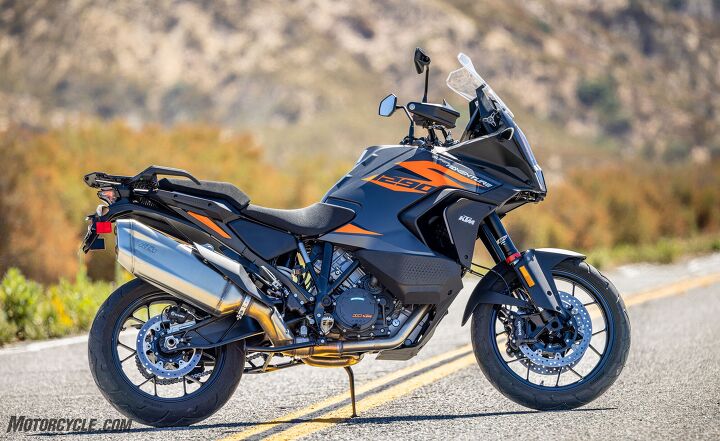 2022 ktm 1290 super adventure s mini review, Unsurprisingly the 1290 Super Adventure S doesn t differ much visually from the Super Adventure R From this angle the obvious difference is the cast wheels on the S versus the wire spoke wheels on the R Note how low the fuel cell drapes basically beside the cylinders