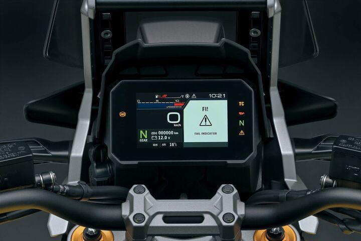 2023 suzuki v strom 1050 and v strom 1050de first look, Both the V Strom 1050 and 1050DE receive a new 5 TFT display replacing the LCD screen of the 2022 models