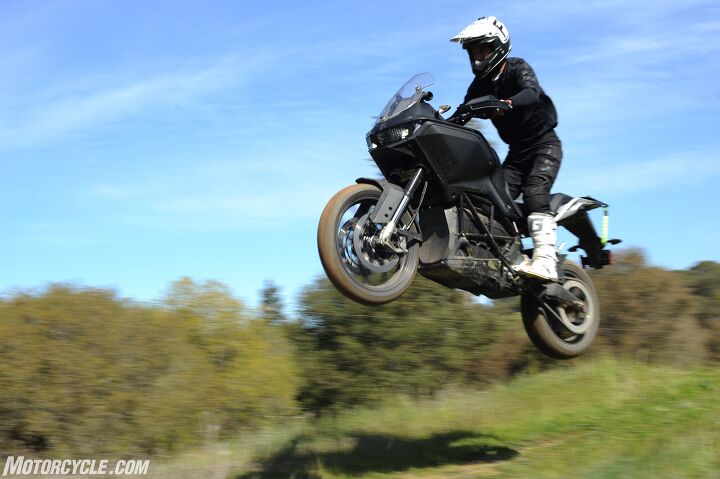 2023 zero dsr x review first ride, In case you were wondering what the DSR X is capable of in far better hands this is Zero s Chief Test Rider Trevor Doniak flying through the air and giving it a proper torture test