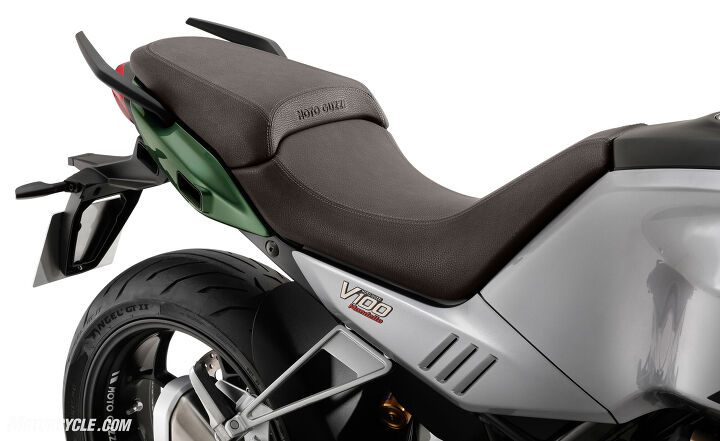 2023 moto guzzi v100 mandello s review first ride, Even from the side the narrowness of the front of the V100 s seat is visible This aids in reaching to the ground while the wider rear section adds comfort for racking up the miles