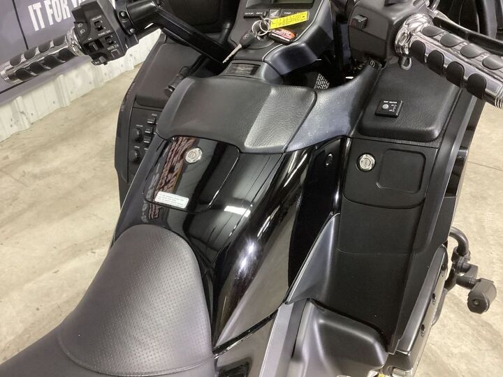 only 8469 miles audio heated grips backrest passenger grab handles hwy pegs