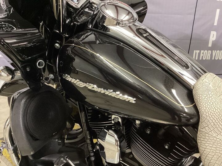 wow factor only 42 749 miles hd extended saddlebags with diamond audio bag lid