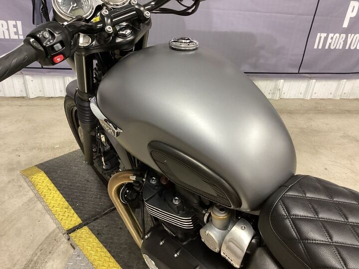only 3937 miles 1 owner tec 2 into 1 full exhaust triumph upgraded quilted
