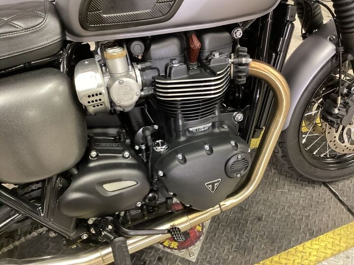 only 3937 miles 1 owner tec 2 into 1 full exhaust triumph upgraded quilted