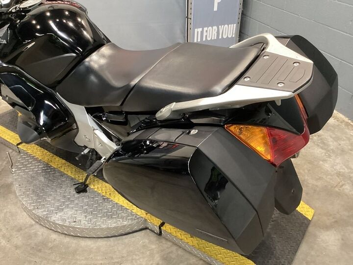 only 23 834 miles power adjustable windshield on board computer throttle