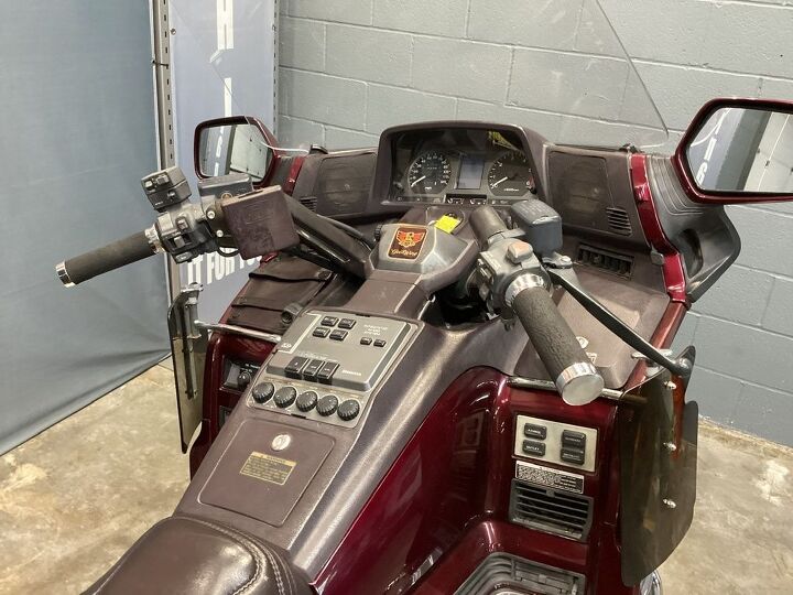 103 381 miles audio cruise control reverse cassette player rider backrest