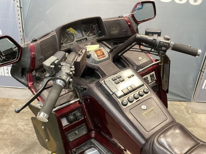 103 381 miles audio cruise control reverse cassette player rider backrest