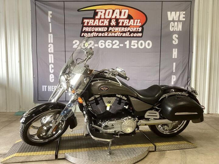only 22 718 miles victory performance exhaust victory lockable hard bags