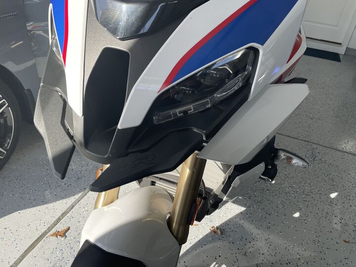 bmw s1000xr white blue red