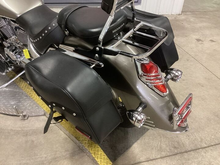 only 13 459 miles vance and hines exhaust windshield lightbar backrest rack